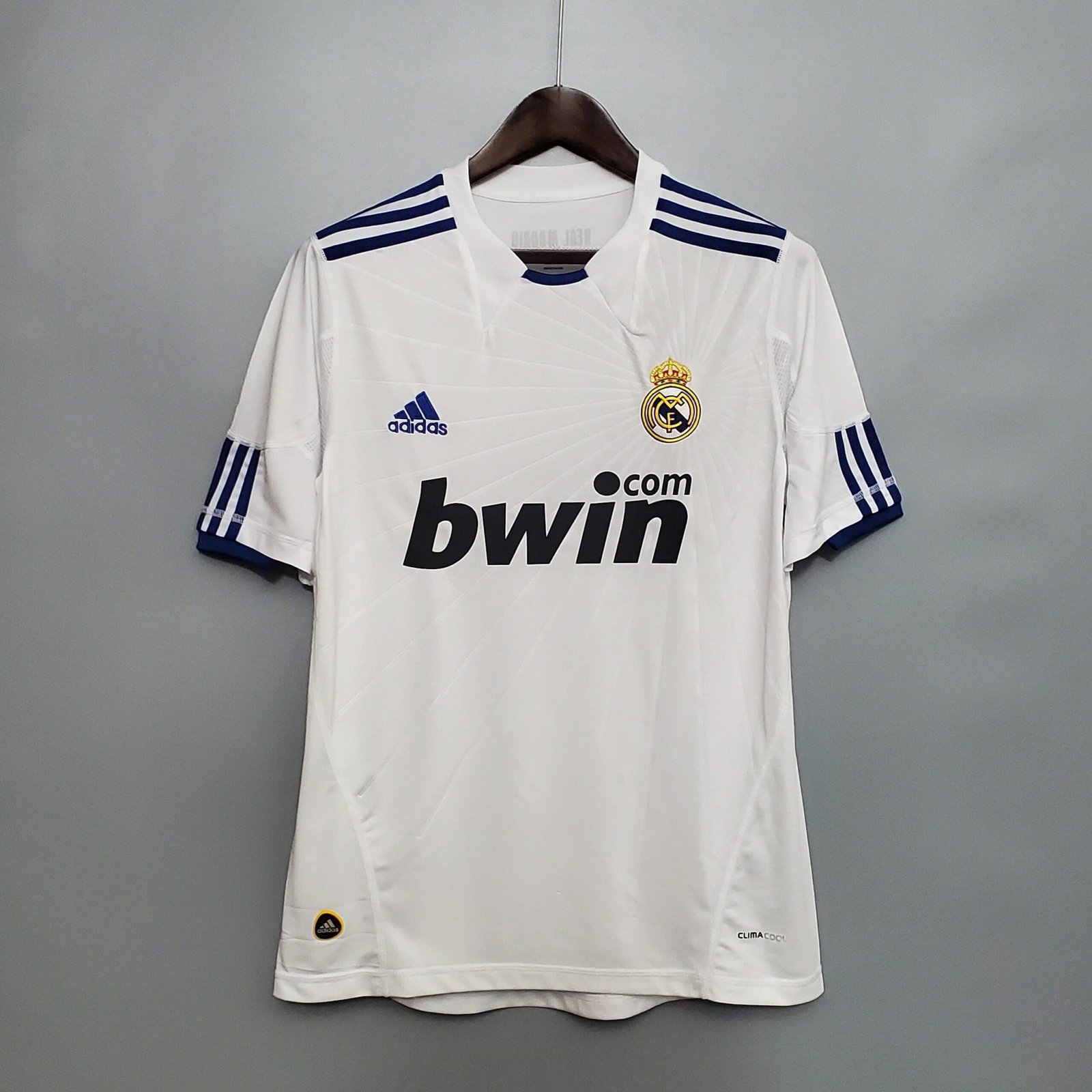 皇家马德里-2010-2011-主场球衣-4-scaled-1.jpg Real Madrid 2010 - 2011 home kit - Image 1