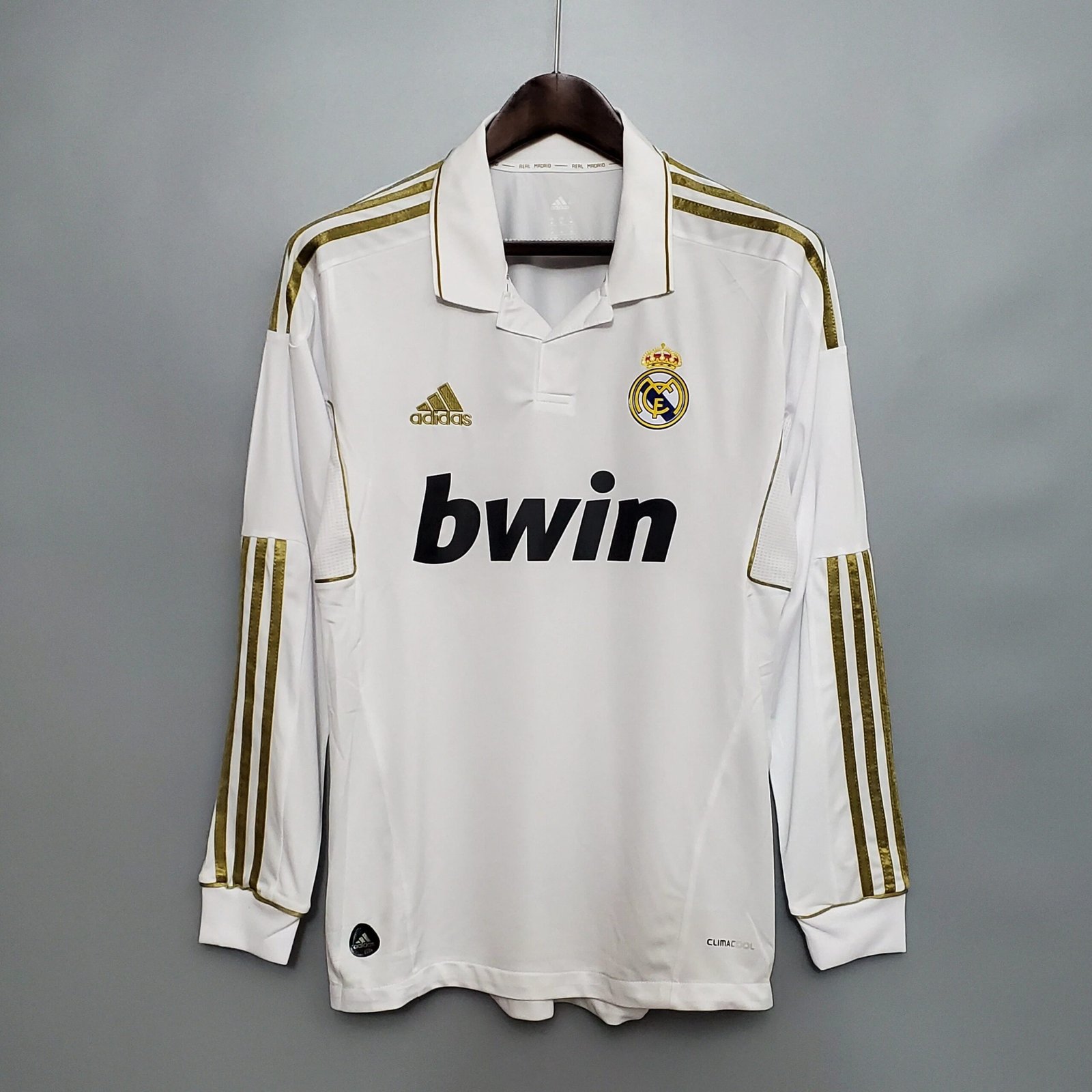 皇家马德里-2011-2012-赛季主场长袖球衣-7-scaled-1.jpg Real Madrid's home long-sleeved shirt for the 2011-2012 season - Image 1